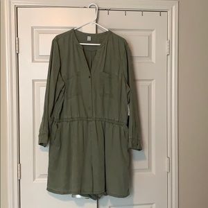 Old navy romper xxl Olive never worn